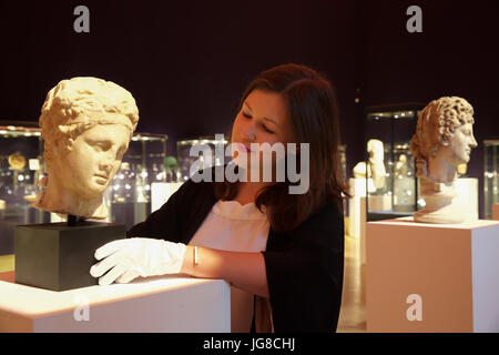 Londra, Regno Unito. 4 Luglio, 2017. Un Photocall ha avuto luogo prima dell'Antichità Bonhams vendita giovedì. Un marmo romana TESTA DI SATIRO risalente alla fine del 1st-inizi II secolo A.D.rivolti verso il basso e alla sua sinistra, il suo sguardo sereno e il suo spessore, serrature ondulata legato in una ampia filetto e coronata da una ghirlanda di bacche, ha sottolineato la sua capra orecchie emergente al di sotto, 25.4cm alto.Credit: Keith Larby/Alamy Live News Foto Stock