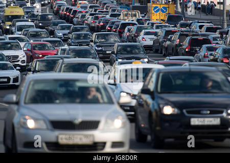 Vista di un inceppamento di traffico nel centro di Mosca, Russia, 20 giugno 2017. Foto: Marius Becker/dpa Foto Stock