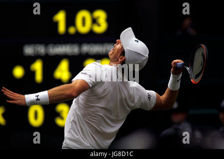 Londra, Regno Unito. 3 Luglio, 2017. Wimbledon: Andy Murray DEL REGNO UNITO. 3 Luglio, 2017. che serve a Alexander Bublik durante la sua prima partita sul Centre Court di Wimbledon Credito: Adam Stoltman/Alamy Live News Foto Stock