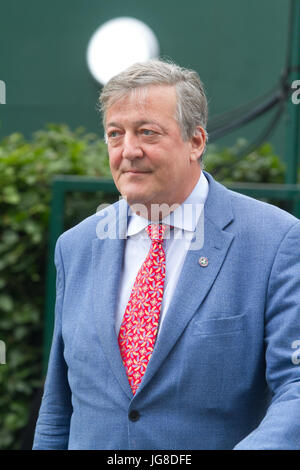 Londra, Regno Unito. 4 Luglio, 2017. Inglese comico e attore Stephen Fry arriva al All England Tennis club il giorno 2 di Wimbledon Lawn Tennis championships Credito: amer ghazzal/Alamy Live News Foto Stock