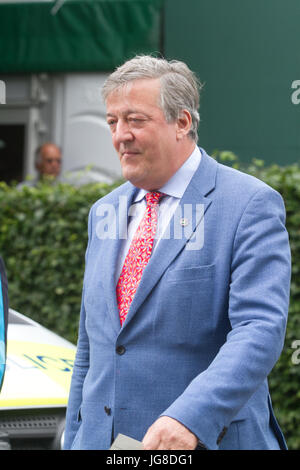 Londra, Regno Unito. 4 Luglio, 2017. Inglese comico e attore Stephen Fry arriva al All England Tennis club il giorno 2 di Wimbledon Lawn Tennis championships Credito: amer ghazzal/Alamy Live News Foto Stock