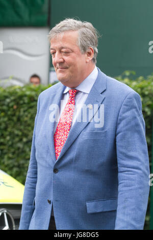 Londra, Regno Unito. 4 Luglio, 2017. Inglese comico e attore Stephen Fry arriva al All England Tennis club il giorno 2 di Wimbledon Lawn Tennis championships Credito: amer ghazzal/Alamy Live News Foto Stock