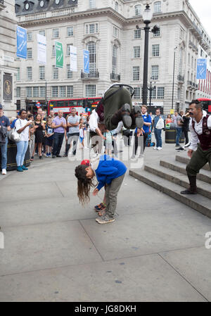 Londra, Regno Unito. 4 Luglio, 2017. Le persone godono di Giffords circus spagnolo in Piccadilly Circus London Credit: Keith Larby/Alamy Live News Foto Stock