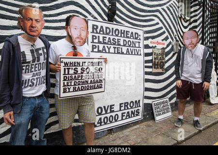 Londra, Regno Unito. 4 Luglio, 2017. Gli attivisti da Londra azione Palestina preparare a mano in una petizione firmata da 14.000 persone a Radiohead è etichetta discografica XL Recordings chiamando sul nastro per annullare un concerto previsto per Tel Aviv il 19 luglio 2017 e per mostrare il loro sostegno per il boicottaggio culturale chiamato da organizzazioni palestinesi come parte del BDS (boicottaggio disinvestimento e sanzioni) campagna. La petizione è stata organizzata dal Jewish Voice per la pace. Credito: Mark Kerrison/Alamy Live News Foto Stock