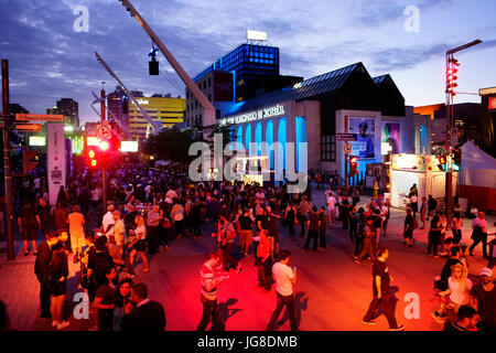 Montreal, Canada. 3 Luglio, 2017. La folla di gente radunata davanti al museo MAC al Montreal International Jazz Festival. Credit:Mario Beauregard/Alamy Live News Foto Stock