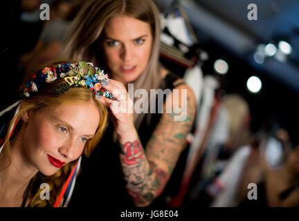 Berlino, Germania. 4 Luglio, 2017. Vista del backstage styling presso la moda la presentazione dell'etichetta "Lena Hoschek' durante la Mercedes-Benz la settimana della moda di Berlino a Berlino, Germania, 4 luglio 2017. Durante la settimana della moda di Berlino, le collezioni per la primavera/estate 2018 sono presentati. Foto: Monika Skolimowska/dpa/Alamy Live News Foto Stock