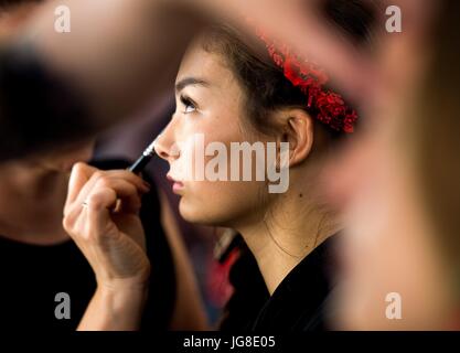 Berlino, Germania. 4 Luglio, 2017. Vista del backstage styling presso la moda la presentazione dell'etichetta "Lena Hoschek' durante la Mercedes-Benz la settimana della moda di Berlino a Berlino, Germania, 4 luglio 2017. Durante la settimana della moda di Berlino, le collezioni per la primavera/estate 2018 sono presentati. Foto: Monika Skolimowska/dpa/Alamy Live News Foto Stock