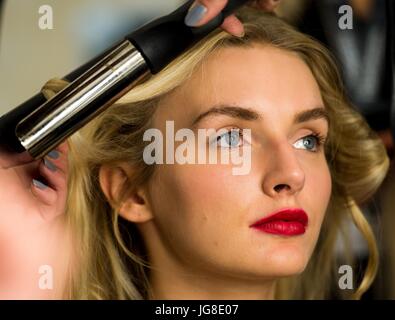 Berlino, Germania. 4 Luglio, 2017. Vista del backstage styling presso la moda la presentazione dell'etichetta "Lena Hoschek' durante la Mercedes-Benz la settimana della moda di Berlino a Berlino, Germania, 4 luglio 2017. Durante la settimana della moda di Berlino, le collezioni per la primavera/estate 2018 sono presentati. Foto: Monika Skolimowska/dpa/Alamy Live News Foto Stock