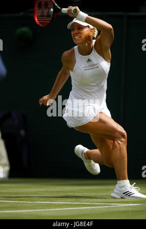 Londra, Regno Unito. 04 Luglio, 2017. Angelique Kerber della Germania in azione durante la sua prima partita a Wimbledon contro Irina Falconi degli Stati Uniti Credito: Adam Stoltman/Alamy Live News Foto Stock