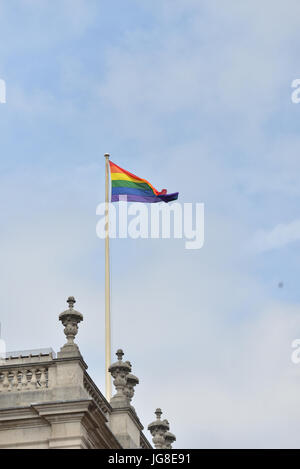 Westminster, Londra, Regno Unito. 4 Luglio, 2017. Rainbow flags per orgoglio 2017, volare sopra gli edifici del governo di Westminster. Credito: Matteo Chattle/Alamy Live News Foto Stock