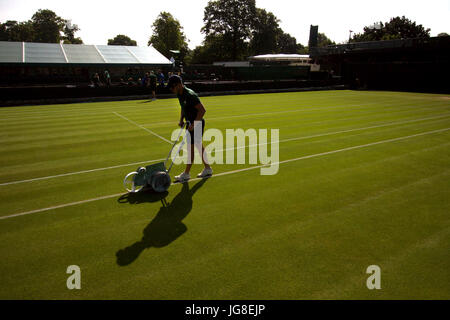 Londra, Regno Unito. 04 Luglio, 2017. Un portantino chalks la linea di uno dei giudici al di fuori dell'All England Lawn Tennis Club come preparazione per il giorno 2 di Wimbledon. Credito: Adam Stoltman/Alamy Live News Foto Stock