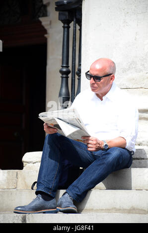 Londra, Regno Unito. 4 Luglio, 2017. Le persone che si godono il sole di fronte alla National Gallery in Trafalgar Square. Credito: JOHNNY ARMSTEAD/Alamy Live News Foto Stock