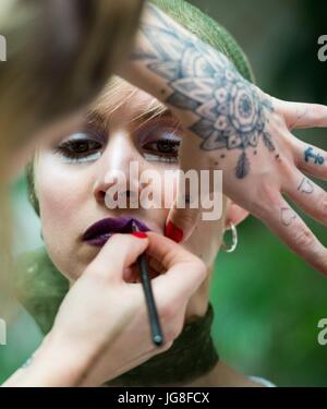 Berlino, Germania. 4 Luglio, 2017. Backstage styling presso la moda la presentazione dell'etichetta 'Anja Gockel' durante la Mercedes-Benz la settimana della moda di Berlino a Berlino, Germania, 4 luglio 2017. Durante la settimana della moda di Berlino, le collezioni per la primavera/estate 2018 sono presentati. Foto: Monika Skolimowska/dpa/Alamy Live News Foto Stock