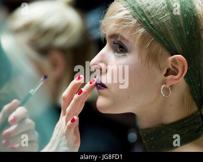 Berlino, Germania. 4 Luglio, 2017. Backstage styling presso la moda la presentazione dell'etichetta 'Anja Gockel' durante la Mercedes-Benz la settimana della moda di Berlino a Berlino, Germania, 4 luglio 2017. Durante la settimana della moda di Berlino, le collezioni per la primavera/estate 2018 sono presentati. Foto: Monika Skolimowska/dpa/Alamy Live News Foto Stock