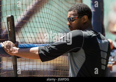 Milwaukee, WI, Stati Uniti d'America. 03 Luglio, 2017. Baltimore Orioles center fielder Adam Jones #10 prima della Major League Baseball gioco tra il Milwaukee Brewers e la Baltimore Orioles a Miller Park di Milwaukee, WI. John Fisher/CSM/Alamy Live News Foto Stock