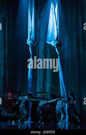 Londra, Regno Unito. 4 Luglio, 2017. Sadler's Wells Theatre presenta voci di Amazon diretto da Pietra Mello-Pittman e coreografato da Helen Pickett dal 4 al 8 luglio 2017. Incastonata tra la foresta pluviale brasiliana, la mostra presenta una fusione di balletto e danza contemporanea e capoeira. Il film è narrato da Jeremy Irons. Credito: Immagini vibranti/Alamy Live News Foto Stock