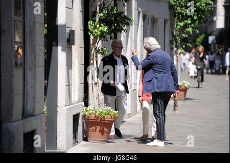 Milano, Jose Carreras il centro a piedi con sua figlia Julia il tenore spagnolo JosÃ¨ Carreras sorpreso al momento del pranzo al centro con la figlia Julia e un amico. Qui essi a piedi nella spiga Street in una giornata molto calda, poi tutti immettere un palazzo. Foto Stock