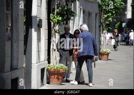 Milano, Jose Carreras il centro a piedi con sua figlia Julia il tenore spagnolo JosÃ¨ Carreras sorpreso al momento del pranzo al centro con la figlia Julia e un amico. Qui essi a piedi nella spiga Street in una giornata molto calda, poi tutti immettere un palazzo. Foto Stock