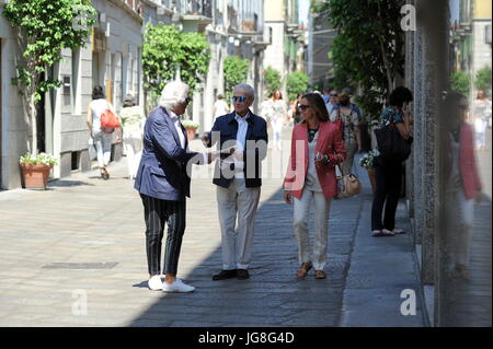 Milano, Jose Carreras il centro a piedi con sua figlia Julia il tenore spagnolo JosÃ¨ Carreras sorpreso al momento del pranzo al centro con la figlia Julia e un amico. Qui essi a piedi nella spiga Street in una giornata molto calda, poi tutti immettere un palazzo. Foto Stock