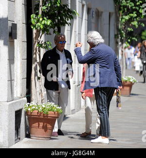 Milano, Jose Carreras il centro a piedi con sua figlia Julia il tenore spagnolo JosÃ¨ Carreras sorpreso al momento del pranzo al centro con la figlia Julia e un amico. Qui essi a piedi nella spiga Street in una giornata molto calda, poi tutti immettere un palazzo. Foto Stock