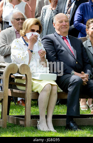 Oslo, Norvegia. 04 Luglio, 2017. Il re Harald e la regina Sonja presso il Palazzo Reale di Oslo, a luglio 04, 2017, frequentando l inaugurazione di DNTs (Norvegese Trekking Association) regalo per Queen Sonja'ottantesimo compleanno foto : Albert Nieboer/Paesi Bassi OUT/point de vue · nessun filo servizio · Foto: Albert Nieboer/RoyalPress/dpa/Alamy Live News Foto Stock