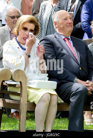 Oslo, Norvegia. 04 Luglio, 2017. Il re Harald e la regina Sonja presso il Palazzo Reale di Oslo, a luglio 04, 2017, frequentando l inaugurazione di DNTs (Norvegese Trekking Association) regalo per Queen Sonja'ottantesimo compleanno foto : Albert Nieboer/Paesi Bassi OUT/point de vue · nessun filo servizio · Foto: Albert Nieboer/RoyalPress/dpa/Alamy Live News Foto Stock