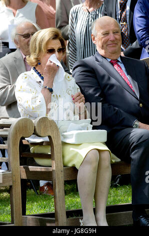 Oslo, Norvegia. 04 Luglio, 2017. Il re Harald e la regina Sonja presso il Palazzo Reale di Oslo, a luglio 04, 2017, frequentando l inaugurazione di DNTs (Norvegese Trekking Association) regalo per Queen Sonja'ottantesimo compleanno foto : Albert Nieboer/Paesi Bassi OUT/point de vue · nessun filo servizio · Foto: Albert Nieboer/RoyalPress/dpa/Alamy Live News Foto Stock