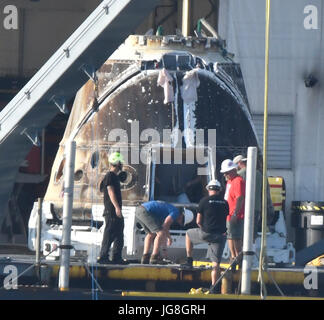 San Pedro, California, Stati Uniti d'America. 4 Luglio, 2017. SpaceX il drago astronave fatta di storia dello spazio oggi come essendo la prima capsula usata due volte in due diverse missioni che non è mai stato fatto prima. SpaceX trasportano più di 4.100 libbre di carico e campioni di ricerca, sceso a un predawn splashdown lunedì nell'Oceano Pacifico a sud-ovest di Los Angeles, completando il primo re-volo di uno di SpaceX unpiloted dell approvvigionamento di navi alla Stazione spaziale internazionale. Credit: Gene Blevins/ZUMA filo/Alamy Live News Foto Stock