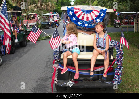 Sullivan's Island, South Carolina, Stati Uniti d'America. 4 Luglio, 2017. Bambini attendere l'avvio dell'annuale Sullivan's Island Independence Day parade Luglio 4, 2017 in Sullivan's Island, nella Carolina del Sud. Il piccolo affluente sea island ospita una bicicletta e golf cart parade attraverso il villaggio storico. Credito: Planetpix/Alamy Live News Foto Stock