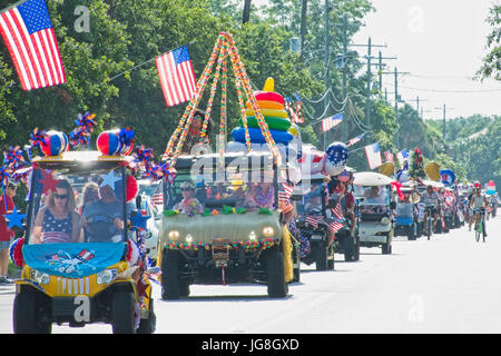 Sullivan's Island, South Carolina, Stati Uniti d'America. 4 Luglio, 2017. Famiglie ride decorata carrello da golf durante l annuale Sullivan's Island Independence Day parade Luglio 4, 2017 in Sullivan's Island, nella Carolina del Sud. Il piccolo affluente sea island ospita una bicicletta e golf cart parade attraverso il villaggio storico. Credito: Planetpix/Alamy Live News Foto Stock