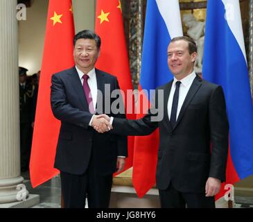 Mosca, Russia. 4 Luglio, 2017. Il presidente cinese Xi Jinping incontra il primo ministro russo Dmitry Medvedev a Mosca, Russia, 4 luglio 2017. Credito: Liu Weibing/Xinhua/Alamy Live News Foto Stock