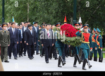 Mosca, Russia. 4 Luglio, 2017. Il presidente cinese Xi Jinping assiste una ghirlanda di cerimonia di posa presso la tomba del Milite Ignoto a Mosca, Russia, 4 luglio 2017. Credito: Xie Huanchi/Xinhua/Alamy Live News Foto Stock