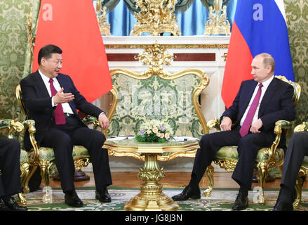 Mosca, Russia. 4 Luglio, 2017. Il presidente cinese Xi Jinping tiene colloqui con il suo omologo russo Vladimir Putin al Cremlino di Mosca, Russia, 4 luglio 2017. Credito: Xie Huanchi/Xinhua/Alamy Live News Foto Stock