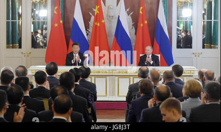 Mosca, Russia. 4 Luglio, 2017. Il presidente cinese Xi Jinping e il suo omologo russo Vladimir Putin incontra la stampa dopo i colloqui a Mosca, Russia, 4 luglio 2017. Credito: Zhang Duo/Xinhua/Alamy Live News Foto Stock