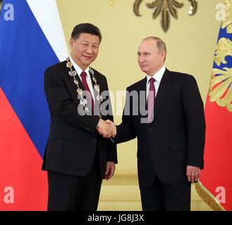 Mosca, Russia. 4 Luglio, 2017. Il presidente cinese Xi Jinping è assegnato dal suo omologo russo Vladimir Putin ha il più alto ordine di Russia, o dell'Ordine di Sant'Andrea Apostolo la First-Called, dopo i colloqui a Mosca, Russia, 4 luglio 2017. Credito: Liu Weibing/Xinhua/Alamy Live News Foto Stock