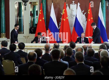 Mosca, Russia. 4 Luglio, 2017. Il presidente cinese Xi Jinping e il suo omologo russo Vladimir Putin assistere ad una cerimonia di firma dopo i colloqui a Mosca, Russia, 4 luglio 2017. Credito: Liu Weibing/Xinhua/Alamy Live News Foto Stock