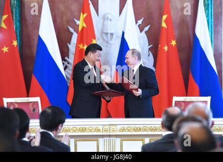 Mosca, Russia. 4 Luglio, 2017. Il presidente cinese Xi Jinping e il suo omologo russo Vladimir Putin assistere ad una cerimonia di firma dopo i colloqui a Mosca, Russia, 4 luglio 2017. Credito: Rao Aimin/Xinhua/Alamy Live News Foto Stock