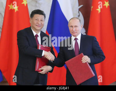 Mosca, Russia. 4 Luglio, 2017. Il presidente cinese Xi Jinping e il suo omologo russo Vladimir Putin assistere ad una cerimonia di firma dopo i colloqui a Mosca, Russia, 4 luglio 2017. Credito: Xie Huanchi/Xinhua/Alamy Live News Foto Stock