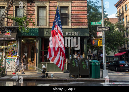 New York, NY, STATI UNITI D'AMERICA. 4 Luglio, 2017. Su Spring Street nel quartiere di Soho, alcuni newyorkesi hanno celebrato il Giorno di Indipendenza con un enorme bandiera americana, un idrante aperto e un falso credito d'anatra: Stacy Rosenstock Walsh/Alamy Live News Foto Stock