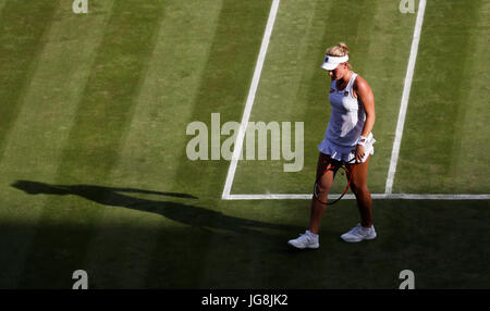 Londra, Gran Bretagna. 4 Luglio, 2017. Timea Babos di Ungheria reagisce durante le donne singoli match di primo turno contro Caroline WOZNIACKI della Danimarca al campionato di Wimbledon 2017 a Londra, in Gran Bretagna il 4 luglio 2017. Wozniacki ha vinto 2-1. Credito: Han Yan/Xinhua/Alamy Live News Foto Stock