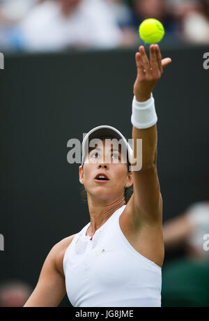Londra, Gran Bretagna. 4 Luglio, 2017. Garbine Muguruza di Spagna serve durante la singolare femminile match di primo turno contro Ekaterina Alexandrova della Russia al campionato di Wimbledon 2017 a Londra, in Gran Bretagna il 4 luglio 2017. Muguruza ha vinto 2-0. Credito: Jin Yu/Xinhua/Alamy Live News Foto Stock