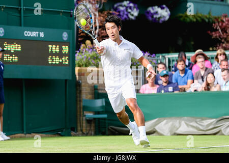 Londra, Regno Unito. 4 Luglio, 2017. Yuichi Sugita (JPN) Tennis : Yuichi Sugita del Giappone durante gli Uomini Singoli Primo turno match di Wimbledon Lawn Tennis Championships contro Brydan Klein di Gran Bretagna presso la All England Lawn Tennis e Croquet Club di Londra, in Inghilterra . Credito: AFLO/Alamy Live News Foto Stock