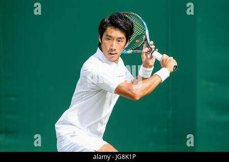Londra, Regno Unito. 4 Luglio, 2017. Yuichi Sugita (JPN) Tennis : Yuichi Sugita del Giappone durante gli Uomini Singoli Primo turno match di Wimbledon Lawn Tennis Championships contro Brydan Klein di Gran Bretagna presso la All England Lawn Tennis e Croquet Club di Londra, in Inghilterra . Credito: AFLO/Alamy Live News Foto Stock