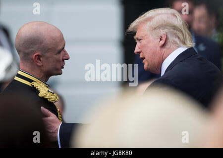 Washington DC, Stati Uniti d'America. 04 Luglio, 2017. Il Presidente degli Stati Uniti, Trump saluta gli ospiti alla Casa Bianca il 4 luglio 2017 a Washington, DC. Il presidente stava ospitando un picnic per famiglie militari per il giorno di indipendenza vacanza. Credito: Zach Gibson/Piscina via CNP /MediaPunch Credito: MediaPunch Inc/Alamy Live News Foto Stock