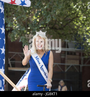 Philadelphia, Pennsylvania, USA. 5 Luglio, 2017. Scene di Philadelphia quarta di luglio festa e parata tenutasi sullo storico Independence Mall in Philadelphia PA Credito: Ricky Fitchett/ZUMA filo/Alamy Live News Foto Stock