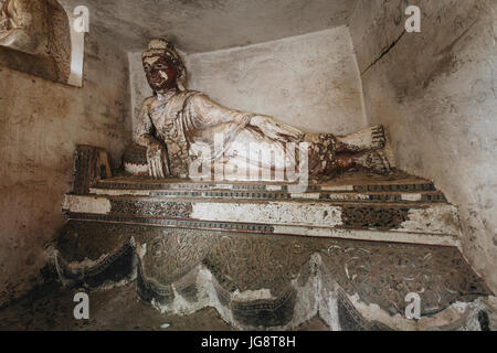Bellissima statua di Buddha all'interno di Po Win Daung grotte nel quartiere Monywa Sagaing Regione Nord del Myanmar / Birmania - Foto di viaggio / cultura Myanmar Foto Stock