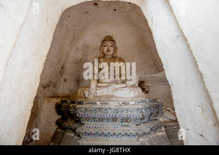 Bellissima statua di Buddha all'interno di Po Win Daung grotte nel quartiere Monywa Sagaing Regione Nord del Myanmar / Birmania - Foto di viaggio / cultura Myanmar Foto Stock