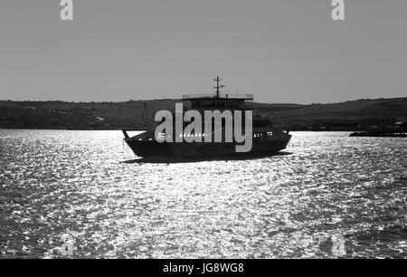 Il Ferry va oltre il mare della splendida fotografia in bianco e nero Foto Stock