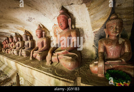 Statue di Buddha all'interno della grotta sul Po Win Daung Grotta Monywa Sagaing regione Birmania settentrionale / Myanmar Foto di viaggio - il miglior posto per visitare il sito web Foto Stock