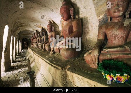 Statue di Buddha all'interno della grotta sul Po Win Daung Grotta Monywa Sagaing regione Birmania settentrionale / Myanmar Foto di viaggio - il miglior posto per visitare il sito web Foto Stock